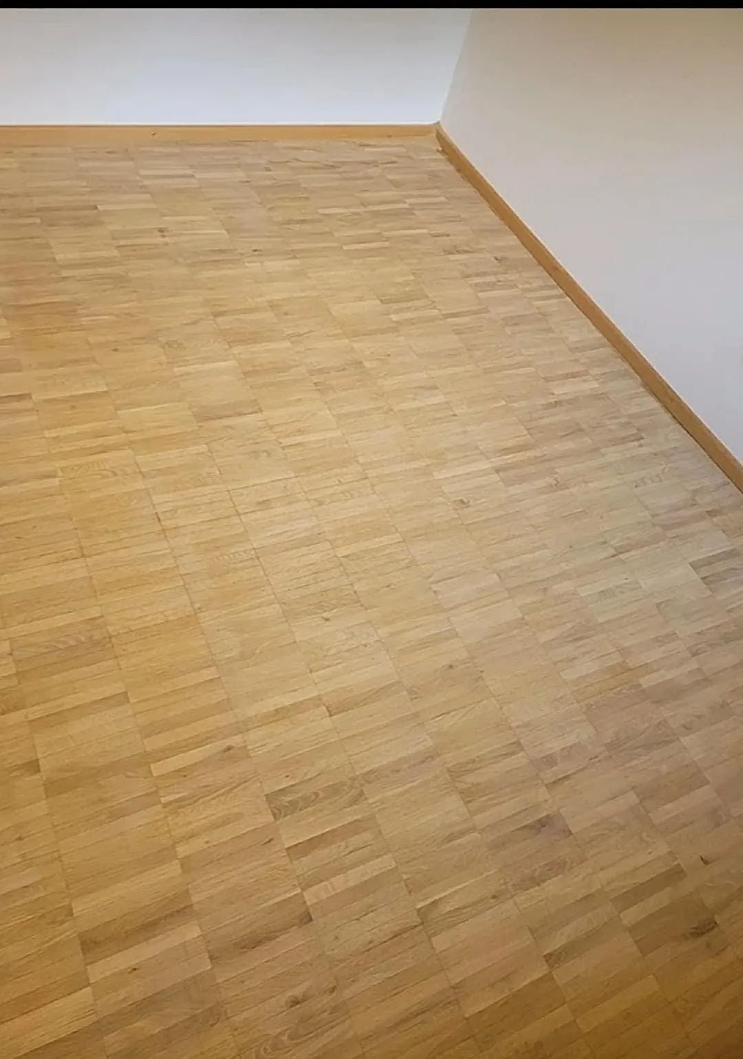 Dimas Gebäudereinigung - vor dem Polieren des Holzbodens Beschichtungsreinigung