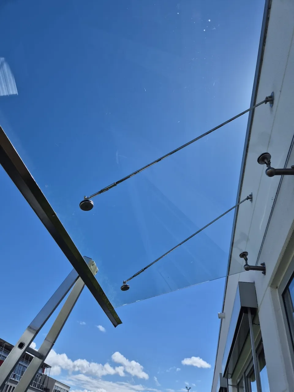Dimas Dimas Gebäudereinigung - nach der GlasreinigungGebäudereinigung - Arbeit zur Reinigung von Fenstern und Glasdecken mit Rahmen und Fensterbank