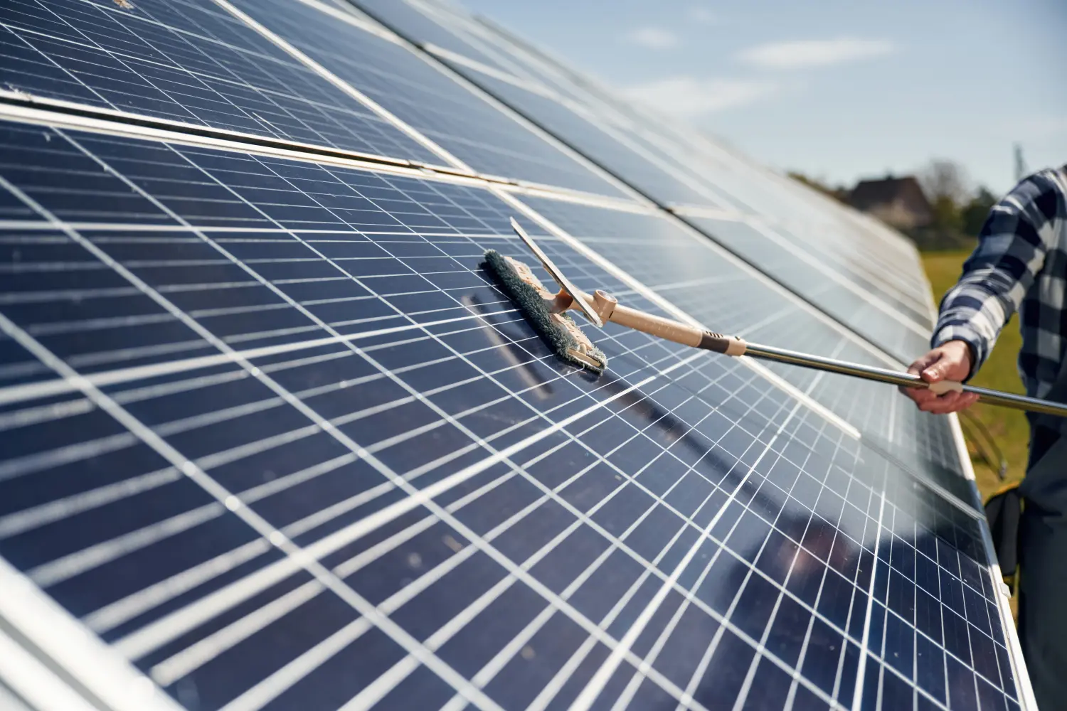 Nahaufnahme der Reinigung der Oberfläche von Solarmodulen
